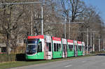 Be 6/8 Flexity 5012, mit der U-Abo Werbung, fährt zur Haltestelle der Linie 8 am Bahnhof SBB.