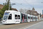 Be 6/8 Flexity 2021, mit der Tissot Werbung, überquert die Wettsteinbrücke.