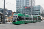 Be 6/8 Flexity 5024, auf der Linie 2, fährt zur Haltestelle Messeplatz.