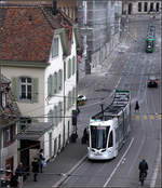 Die weiße Farbe steht der Tram sehr gut -    Flexity II-Tram auf der Linie 3 am Barfüsserplatz in Basel.