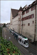 Am Historischen Museum vorbei -    Eine Flexity II-Tram fährt in Basel den Kohlenberg hinauf.