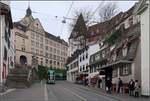 In historischem Umfeld -    Ein Flexity II-Tram bei der Kohlenberg-Abfahrt kurz vor der Haltestelle Barfüsserplatz in Basel.