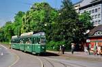 Die zierlichen Schweizer Standardstraßenbahnwagen harmonierten sehr mit engen und vollen Städten. Hier sind diese Wagen am 12.05.1986 auf der Linie 1 in Basel gefahren.