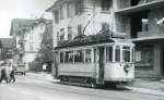 Die Strassenbahn Schwyz - Brunnen am SBB-Bahnhof Seewen: Wagen 1 wartet auf Abfahrt nach Schwyz, 6.August 1963.