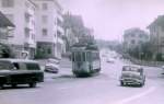 Die Strassenbahn Schwyz - Brunnen am SBB-Bahnhof Seewen: Ausfahrt des Wagens 3 hinauf nach Schwyz, 6.August 1963.
