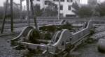 Die Strassenbahn Schwyz - Brunnen, Reste eines Wagen vor dem Depot bei Schwyz, Herbst 1963.