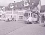 Strassenbahn Schwyz - Brunnen: Wagen 1 in der Innenstadt von Schwyz, Herbst 1963.