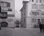 Strassenbahn Schwyz - Brunnen: Wagen 1 in der Innenstadt von Schwyz, Herbst 1963.