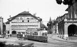 SVB Tram Bern__Zug der Linie 3 nach Saali mit Tw 102 Be 4/4 von 1947/48 und Bw 317 C4 von 1944/45 quert den Casinoplatz.__27-08-1976