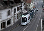 Ein Tango-Tram hat sich auffällig im Bild versteckt -    Haltestelle Barfüsserplatz in Basel.