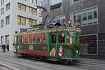 Be 2/2 181 fährt in der Weihnachtszeit als Weihnachtstram mit Kindern durch die Stadt.