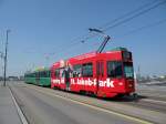 3 Wagenzug mit dem Be 4/4 495 mit Vollwerbung für den Einkaufstempel St.Jakob-Park an der Spitze auf der Dreirosenbrücke in Basel.