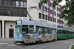 Be 4/4 494, mit einer Werbung für die Galerie LUMAS, fährt zur Haltestelle der Linie 2 am Bahnhof SBB..