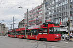 Be 4/6 735 Vevey Tram, mit einer Werbung für eine Ausstellung im Paul Klee Museum, fährt zu Haltestelle der Linie 7 beim Bubenbergplatz.
