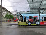 Tram in Bern: Wegen des derzeitigen Hochwassers mussten die Siemens Combino-Wagen mit deutlich grösseren Rädern und kraftvollen Gummireifen ausgerüstet werden...