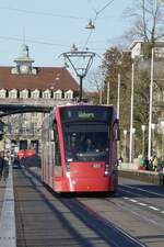 Combino Tram 661 von BERNMOBIL am 26.2.22 auf der Kornhausbrücke.
