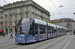 Be 6/8 Combino 666, mit einer Werbung für die Orthopädie Klinik Sonnenhof, fährt vom Bubenbergplatz Richtung Bahnhof Bern.