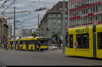 Begegnung des neu folierten XL-Combino 670 mit dem ebenfalls für die  Welle 7  werbenden Trolleybus 18 am Bubenbergplatz.