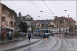 Regenwetter in Zürich -    Regen ist zwar ungemütlich für den Fotografen, bringt aber eine eigene Qualität ins Bild in Form von Reflexionen auf dem Asphalt.