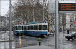 Regenwetter in Zürich -    Zwei Tram 2000 der Linie 2 und 4 an der Umsteigehaltestelle Bellevue.
