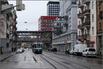 Regenwetter in Zürich -    Tram 2000 der Linie 4 in der Limmatstraße mit den dortigen Viadukten im Hintergrund.