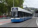 VBZ - Tram Be 6/8  4011 unterwegs auf der Linie 4 in Zürich am 12.09.2021 *** Standort des Fotografen auf einem Zebrastreifen ( Fussgänger Überquerung der Strasse )