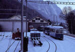 Bex - Villars - Bretaye Bahn: Blick auf das Depot in Bévieux. Erkennbar der Tramwagen Be 2/3 17 und der Standard Motorwagen 1501 ( Pedaler ) aus Zürich, der dann zu einem Schneepflugwagen umgebaut wurde. 9.Januiar 1981 