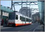 Der Strassenbahnwagen 838 der Linie 13 nach Palettes stoppt vor dem Genfer Hauptbahnhof.