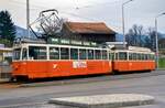 Hier warten Schweizer Standardwagen der Genfer Straßenbahn. 1988 gab es nur eine Straßenbahnlinie in Genf.
Datum: 20.02.1988