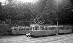 Genf Tram__Abgestellte Züge der Linie 12 in Carouge, darunter Tw 714 und 718,Bw 321 [Schweizer Standardwagen 50er Jahre].__31-08-1976