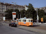 Genève / Genf TPG SL 12 (SWP/SAAS-Be 4/4 704) Genève-Cité, Place de Neuve am 16. Juli 1983. - Rechts im Bild der Eingang zum Park mit dem Monument de la Réformation; im Hintergrund ein Teil der Altstadt. - Scan eines Diapositivs. Film: Kodak Ektachrome. Kamera: Leica CL.