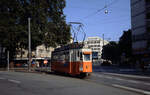 Genève / Genf TPG Ligne de tramway / Tramlinie 12: Auf der Betriebsfahrt zum Dépôt / Betriebshof Jonction passiert der Tw Be 4/4 704 (SWP/SAAS) am Abend des 16. Juli 1983 Place du Cirque. - Scan eines Diapositivs. Film: Kodak Ektachrome. Kamera: Leica CL.