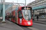 TPG STADLER TANGO 1818 mit Emirates-Werbung beim Gare-Cornavin.