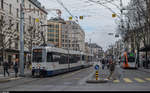 Ein Vevey-Tramzug bestehend aus Be 4/6 825 und Be 4/8 846 am 6. Februar 2017 an der Haltestelle Rive. Rechts einer der neuen VanHool-Trolleybusse im  Tramdesign .