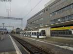 VBG Nr. 3076 (Be 5/6 ''Cobra'') am 11.12.2010 beim Bahnhof Wallisellen. Gross ist die Verlockung wenn man mit dem Tram nach Walliselen kommt, und dort die S-Bahn stehen steht, schnell ber die Geleise der SBB zu rennen in der Versuchung die S-Bahn noch zu erwischen. Genau wegen solchen ''Gleislatschern'' befindet sich diese Cobra hinter diesem Zaun.