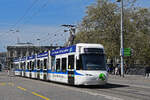 Be 5/6 Cobra 3067 der Glattal Bahn, auf der Linie 10, überquert am 12.04.2024 die Bahnhofbrücke Richtung Haltestelle Central.