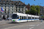 Be 5/6 Cobra 3073 der Glattalbahn, auf der Linie 10, überquert am 12.04.2024 die Bahnhofbrücke.