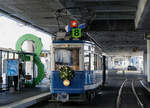 Am 9. Dezember 2017 konnten die Verkehrsbetriebe Zürich sowie die Basler Verkehrsbetriebe anlässlich von grossen Tramfesten Streckenausbauten einweihen, die ab dem kommenden Fahrplanwechsel vom 10. Dezember 2017 planmässig befahren werden.
VBZ Züri Linie TRAMVERBINDUNG HARDBRUECKE
Die neue Linie 8 schafft Anschluss quer durch Zürich
Ihre Vorteile:
1. Anwohner und Beschäftigte in den Kreisen 4 und 5 erhalten direkten Anschluss an die S-Bahnen am Bahnhof Hardbrücke.
2. Die Arbeitsplätze in Zürich-West werden noch besser erschlossen.
3. Zugpendler erhalten beim Bahnhof Hardbrücke einen bequemen Anschluss ans Zürcher Tramnetz.
4. Vom Paradeplatz und Stauffacher führt eine direkte Linie via Hardbrücke ins Hardturm-Quartier.
5. Die Tramlinie verbindet die Kultur-und Unterhaltungsangebote der beiden lebhaften Quartiere 4 und 5.
Impressionen vom 9. Dezember 2017.
Foto: Walter Ruetsch