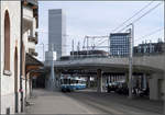 Unter den Hochstraßen -    Züricher Tram 2000 auf der Linie 17 in der Hardturmstrasse mit dem prägnanten Siloturm im Hintergrund.