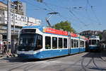 Be 5/6 Cobra 3002, auf der Linie 17, verlässt die Haltestelle beim Bahnhof Zürich.