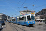 Doppeltraktion, mit dem Be 4/6 2044 und der blinden Kuh 2311, auf der Linie 13, fährt zur Haltestelle beim Bahnhof Zürich.