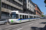 Be 5/6 Cobra 3076 der Glattal Bahn, auf der Linie 10, fährt bei der Haltestelle Central ein.