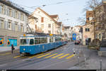 Aufgrund einer chaotisch verlaufenen und deshalb um mehrere Jahre verzögerten Trambeschaffung herrscht bei den VBZ derzeit akuter Fahrzeugmangel.