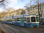 VBZ Nr. 2111 ''Sicher unterwegs'' (Be 4/8 ''Sänfte'') am 8.1.2020 als Einsatztram bei der Gessnerallée. 2013 lancierte die VBZ die Kampagne ''Sicher unterwegs'' mit Verhaltensempfehlungen im öffentlichen Verkehr, da kurz davor die Unfälle mit Personenschaden, hauptsächlich durch Stürze in Tram und Bus, rapide zugenommen haben.