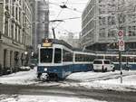 Linie 5 Wagennummer 2057 beim Bahnhof Enge.