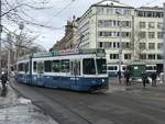 Linie 11 Wagennummer 2049 beim Bahnhof Stadelhofen.