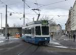 Linie 8 Wagennummer 2020 beim Bahnhof Stadelhofen.