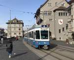 Linie 4 Wagennummer 2045 „Riesbach“ zwischen Rudolf-Brun-Brücke und Rathaus.