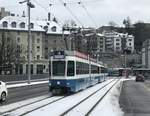 Linie 4 Wagennummer 2066 auf der Bahnhofbrücke.