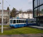 VBZ Linie 4 Wagennummer 2007  Enge  verlässt die Wendeschleife Bahnhof Tiefenbrunnen.